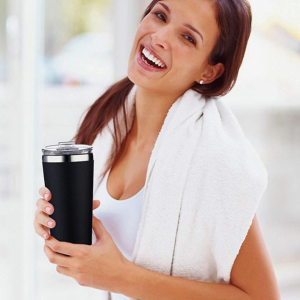 Cô gái cầm bình giữ nhiệt