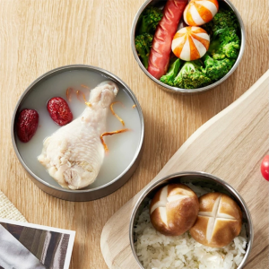 Hộp giữ nhiệt với thức ăn