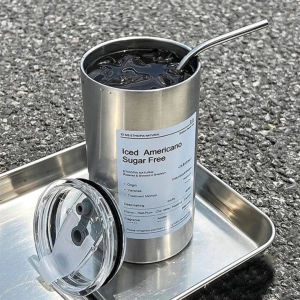 Ống hút inox và ly nước