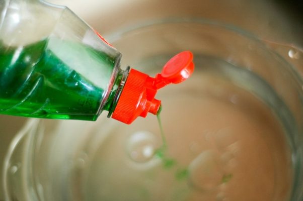 Pha nước ấm với nước rửa chén