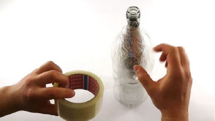 Dùng giấy báo và nước ấm