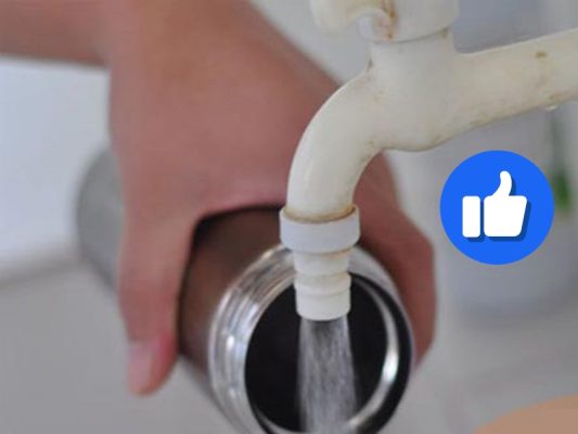 Vệ sinh bình giữ nhiệt bằng nước ấm