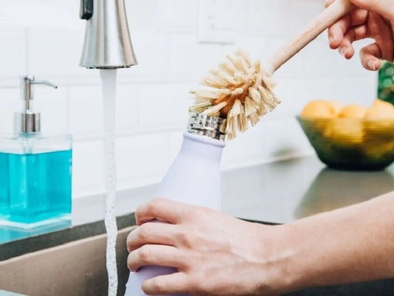 Hướng dẫn chi tiết cách vệ sinh bình giữ nhiệt mới mua giúp khử mùi nhựa, làm sạch bên trong và sẵn sàng sử dụng ngay.