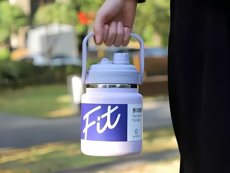 Bình giữ nhiệt 2 lít có tay cầm chắc chắn, thuận tiện mang theo.