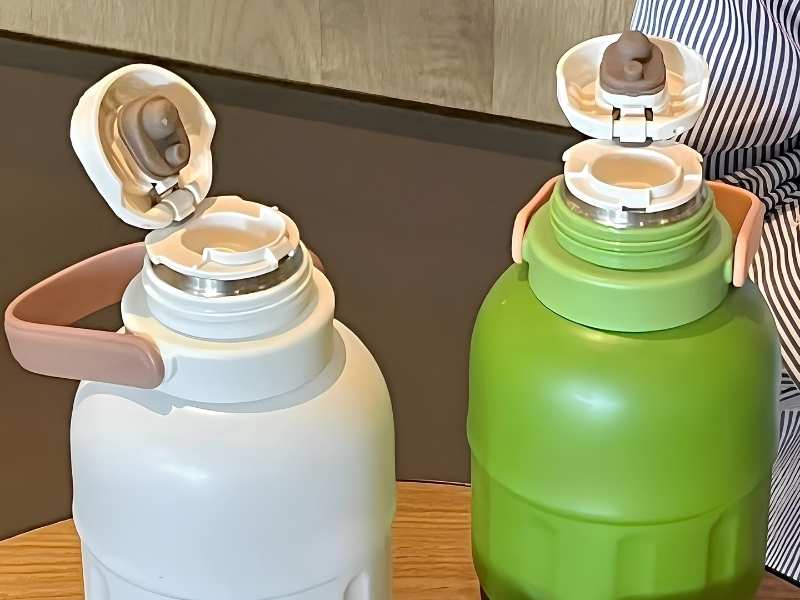 Nắp bình kín khít giúp hạn chế rò rỉ nước khi sử dụng.