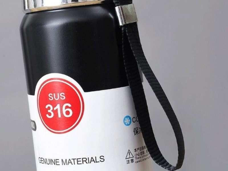 Logo SUS 316 trên thân bình giữ nhiệt inox chống gỉ cao cấp
