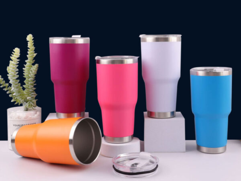 Ly giữ nhiệt có nắp được thiết kế chắc chắn, chống rò rỉ hiệu quả và phù hợp cho cả đồ uống nóng lẫn lạnh.