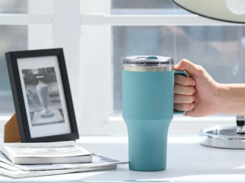 Ly giữ nhiệt có nắp là giải pháp tiện lợi giúp bảo quản đồ uống ở nhiệt độ mong muốn trong nhiều giờ liên tục.