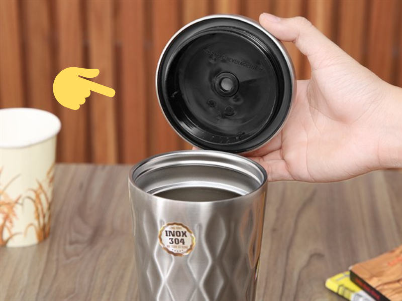 Các mẫu ly giữ nhiệt có ống hút hiện nay được thiết kế với nắp kín, chống rò rỉ và dễ dàng mang theo khi ra ngoài.