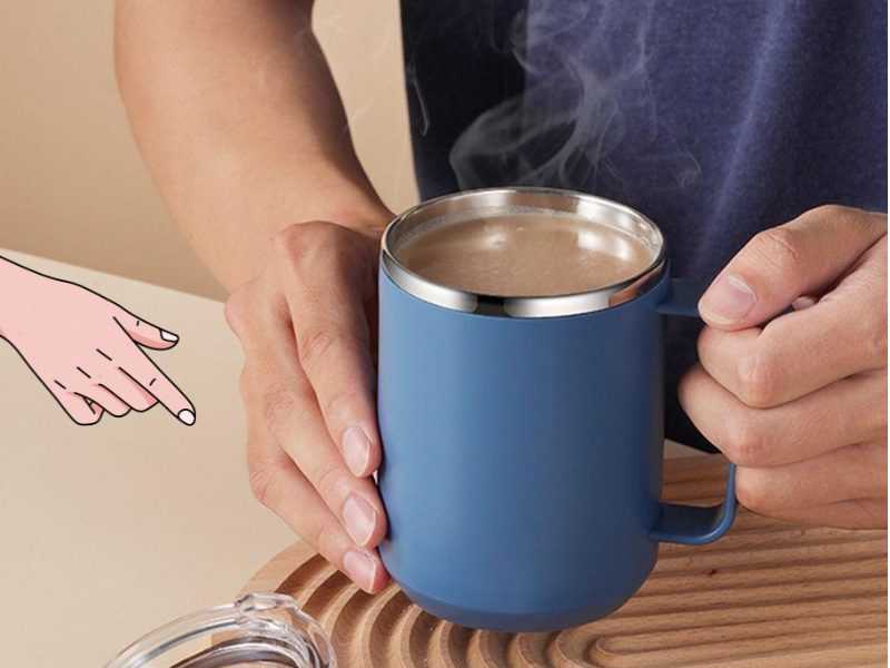 Ly giữ nhiệt có tay cầm giúp mang theo đồ uống dễ dàng, thiết kế gọn gàng và phù hợp cho người thường xuyên di chuyển.