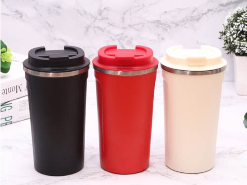 Ly giữ nhiệt có tay cầm được làm từ inox chất lượng, giúp giữ trọn hương vị đồ uống và dễ dàng mang theo mọi lúc.