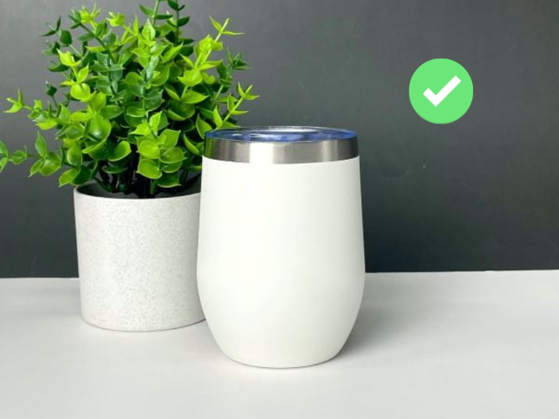 Ly giữ nhiệt in logo giúp doanh nghiệp nâng cao nhận diện thương hiệu và tạo ấn tượng chuyên nghiệp với khách hàng, đối tác.