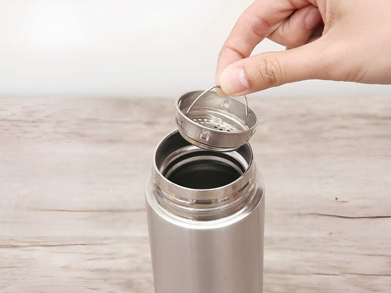 Hình ảnh ứng dụng inox 304 và inox 316 trong sản xuất bình giữ nhiệt.