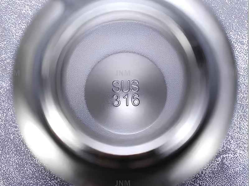 Minh họa ưu điểm và nhược điểm của inox 304 và inox 316 trong đời sống.