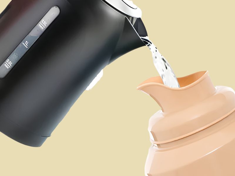 Không đổ nước quá đầy bình giữ nhiệt khi sử dụng