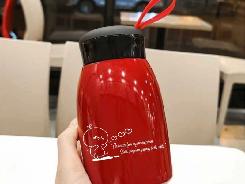 Bình giữ nhiệt đồng hành cùng bé mỗi ngày.