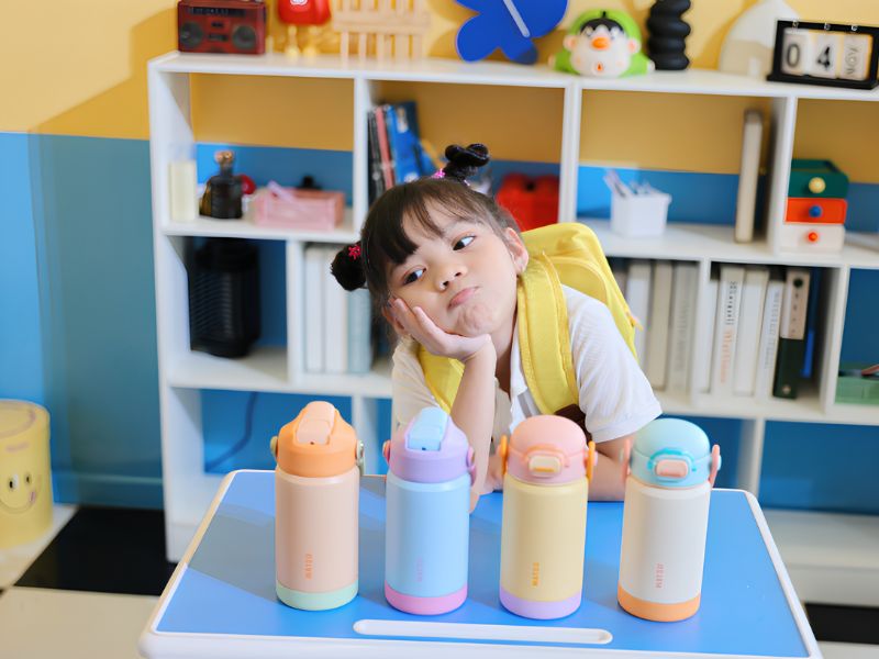 Bé gái sử dụng bình giữ nhiệt an toàn