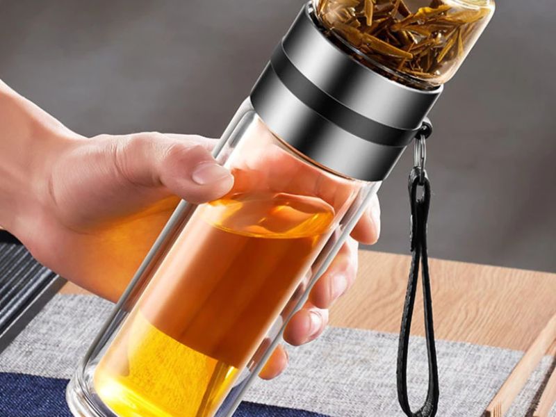 Bình giữ nhiệt bằng thủy tinh có tốt không khi dùng để đựng trà, nước detox hoặc các loại đồ uống hằng ngày.
