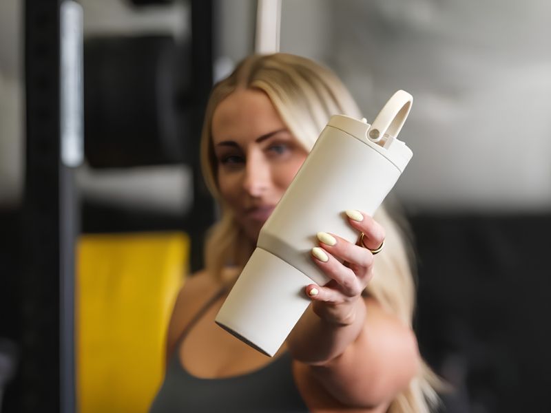 Bình giữ nhiệt cho tập gym với thiết kế nhỏ gọn, tiện lợi giúp bổ sung nước trong suốt quá trình tập luyện.