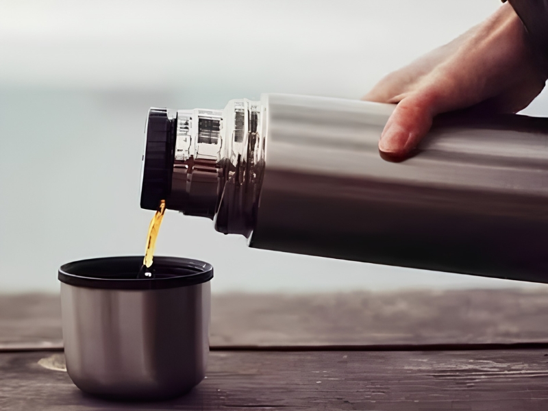 Vệ sinh bình giữ nhiệt sau khi đựng trà giúp hạn chế mùi và kéo dài tuổi thọ sản phẩm.
