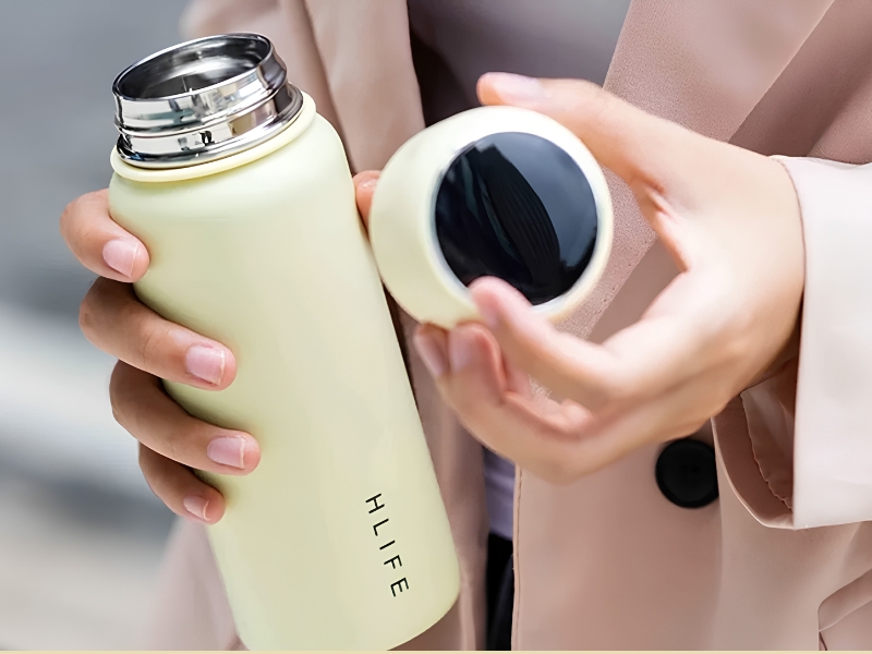 Bình giữ nhiệt bị ám mùi cần được vệ sinh đúng cách để đảm bảo an toàn khi sử dụng.