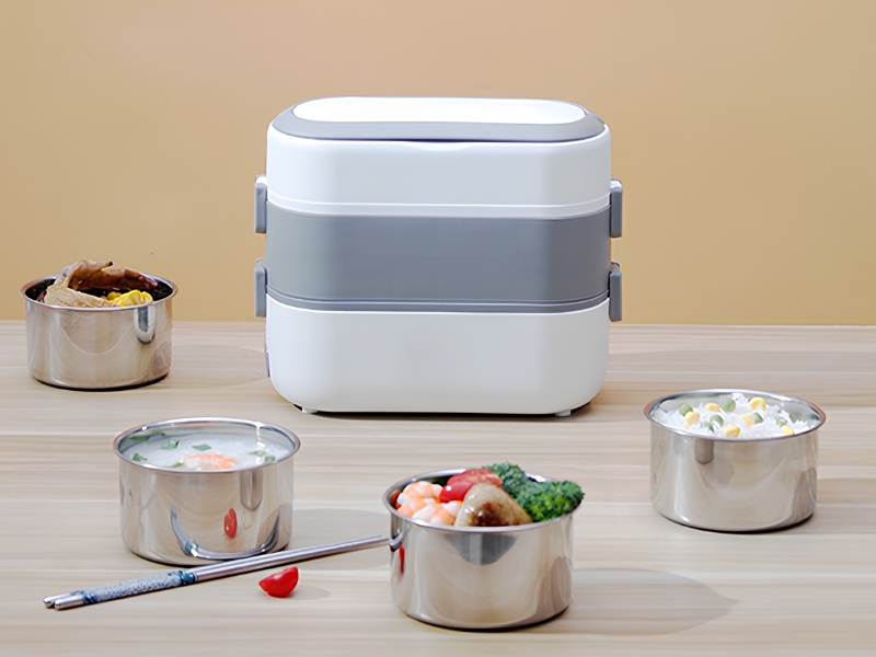 Hộp cơm giữ nhiệt có khả năng duy trì nhiệt độ nhờ chất liệu inox, lớp chân không và nắp đậy chống thoát nhiệt.