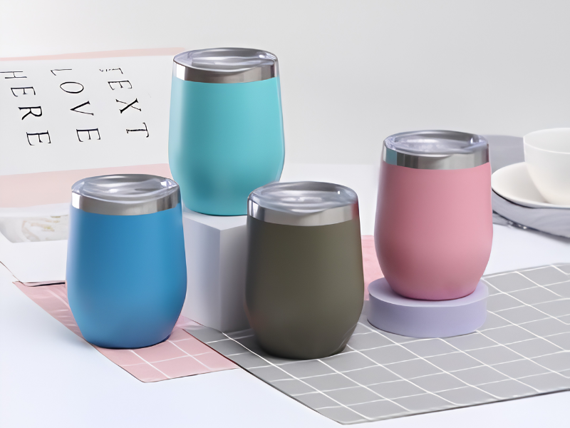 Ly uống nước giữ nhiệt là giải pháp tiện lợi giúp bảo quản đồ uống tốt hơn, đồng thời góp phần giảm sử dụng ly nhựa dùng một lần.