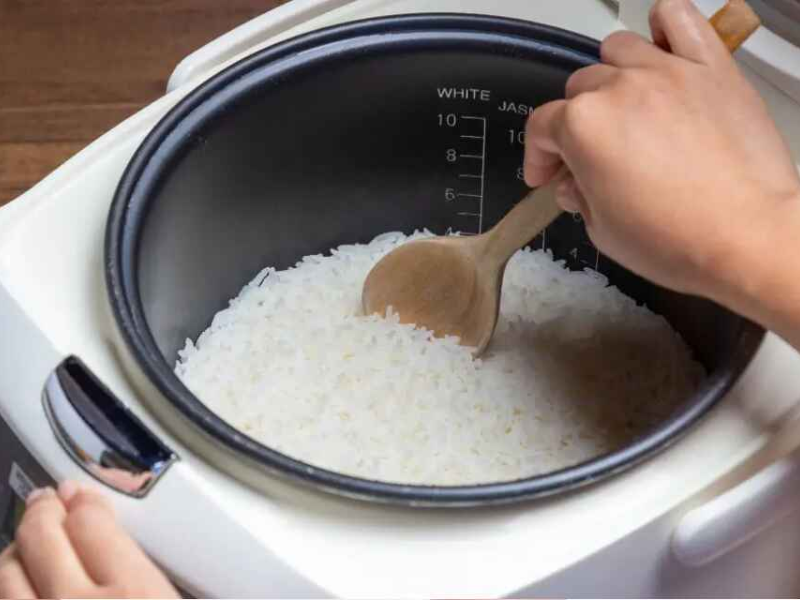 hop-com-giu-nhiet-dung-com-duoc-bao-lau