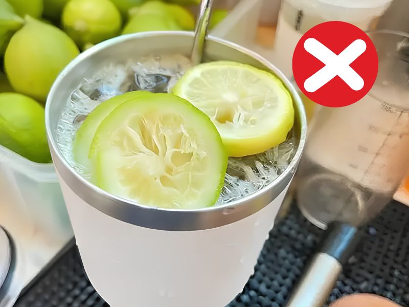 Hình ảnh đang mở nắp bình giữ nhiệt, thể hiện cấu tạo phần nắp và miệng bình khi sử dụng để đựng các loại đồ uống.