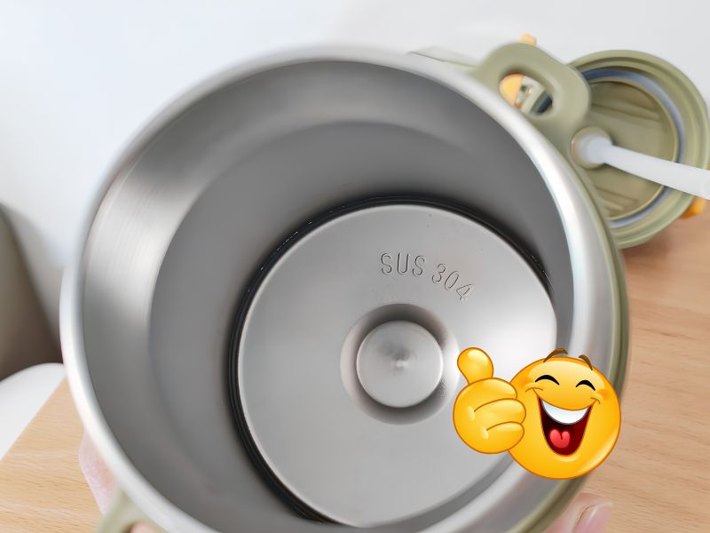 Kiểm tra nắp bình giữ nhiệt trước khi đựng nước ép