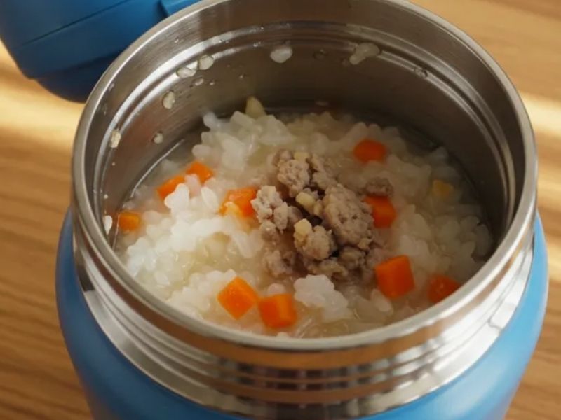 Bình giữ nhiệt đựng thức ăn – Hình ảnh sử dụng bình giữ nhiệt để đựng mì và thức ăn nóng.