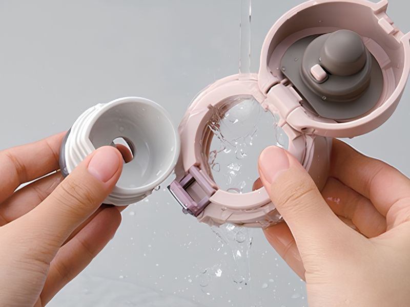 Vệ sinh nắp bình và các bộ phận bên trong