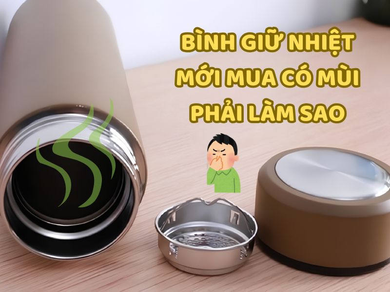Hình ảnh người dùng đang vệ sinh một bộ phận của bình giữ nhiệt, minh họa việc làm sạch nắp và các chi tiết để hạn chế mùi lưu lại.