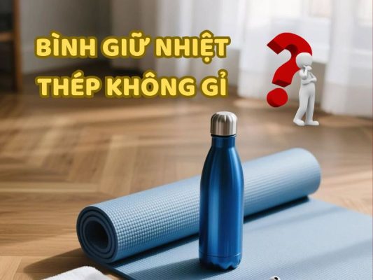 Bình giữ nhiệt màu xanh đặt trên bàn gỗ