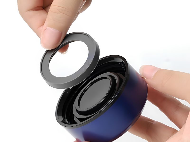 Hình minh họa tháo gioăng silicone trên nắp bình để vệ sinh và kiểm tra độ kín.