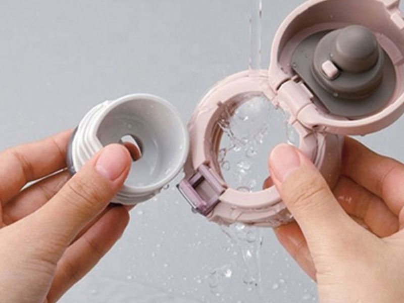 Hình minh họa thao tác vệ sinh nắp và các bộ phận của bình giữ nhiệt sau khi sử dụng.