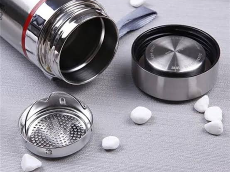Cách khử mùi ly giữ nhiệt đúng cách giúp loại bỏ mùi hôi, hạn chế cặn bám và giữ hương vị đồ uống không bị ảnh hưởng.