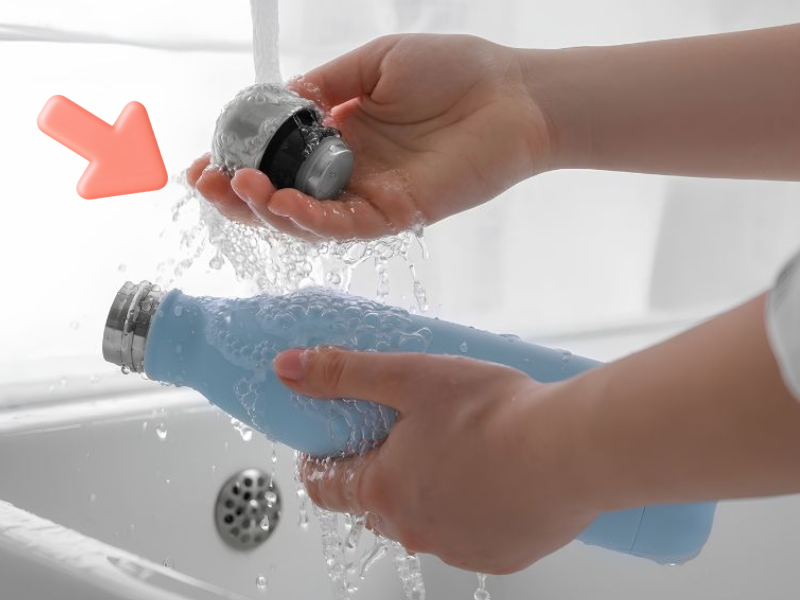 Giải đáp cách khử mùi trà trong ly giữ nhiệt với những mẹo đơn giản giúp làm sạch nhanh mà không ảnh hưởng đến chất liệu ly.