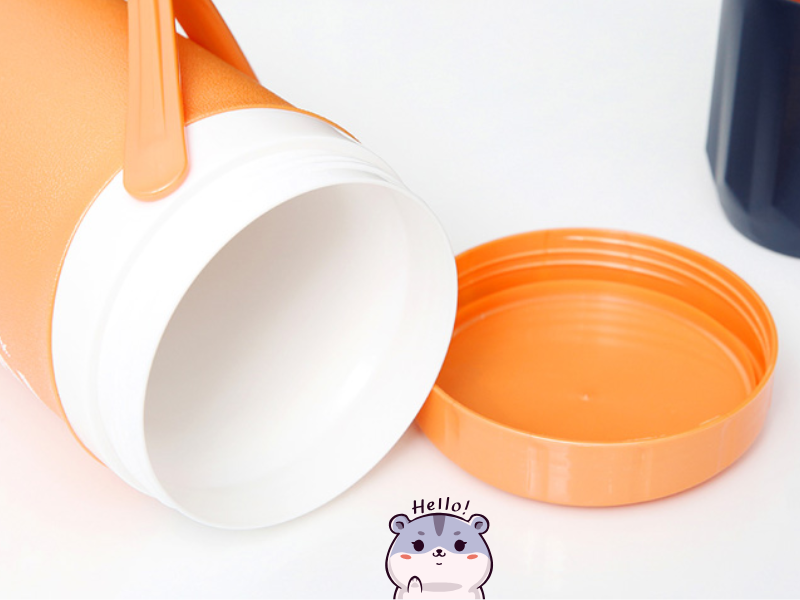 Khám phá cách làm sạch cặn cà phê trong ly giữ nhiệt với baking soda, giấm hoặc các nguyên liệu dễ tìm để vệ sinh ly hiệu quả.