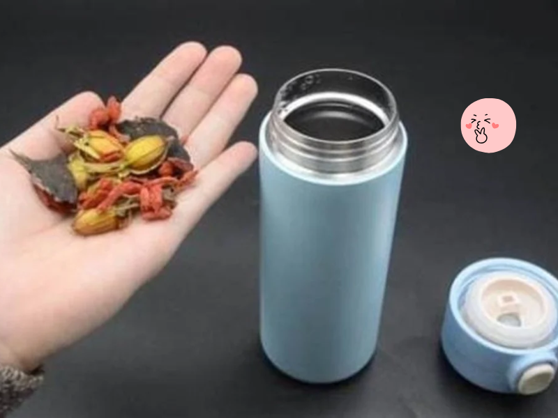 Cách làm sạch cặn cà phê trong ly giữ nhiệt giúp loại bỏ mùi cà phê bám lâu, giữ hương vị đồ uống và giúp ly luôn thơm sạch.