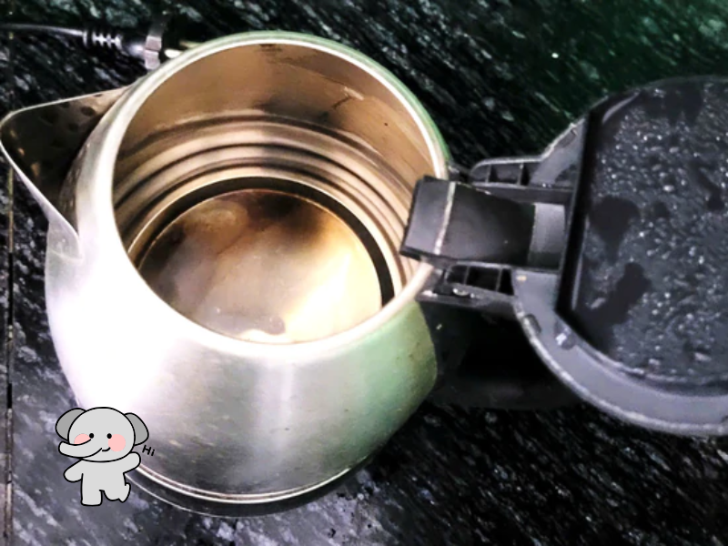 Khám phá cách làm sạch cặn trà trong ly giữ nhiệt với baking soda, giấm hoặc các nguyên liệu dễ tìm để vệ sinh ly hiệu quả.