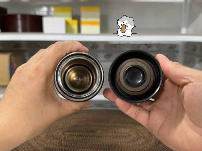 Cách làm sạch cặn trà trong ly giữ nhiệt đúng cách giúp loại bỏ vết ố, mùi trà và hạn chế cặn bẩn tích tụ bên trong ly.