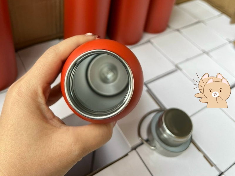 Cách làm sạch ly giữ nhiệt mới mua đúng cách giúp loại bỏ mùi lạ, bụi bẩn và giữ hương vị đồ uống không bị ảnh hưởng.