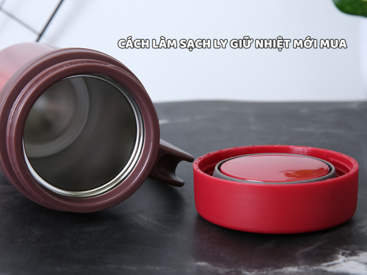 Cách làm sạch ly giữ nhiệt mới mua giúp loại bỏ bụi bẩn, mùi mới và cặn còn sót lại, đảm bảo ly sạch sẽ trước khi sử dụng.