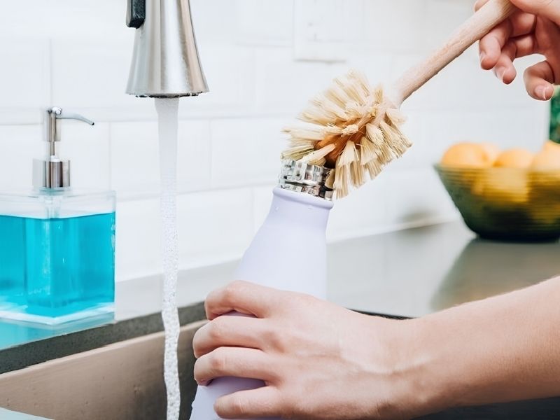 Cách rửa bình giữ nhiệt đúng cách bằng bàn chải