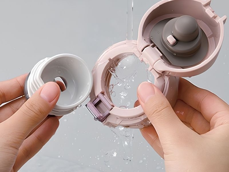 Vệ sinh nắp bình giữ nhiệt và các bộ phận nhỏ để loại bỏ cặn bẩn, mùi hôi và vi khuẩn.