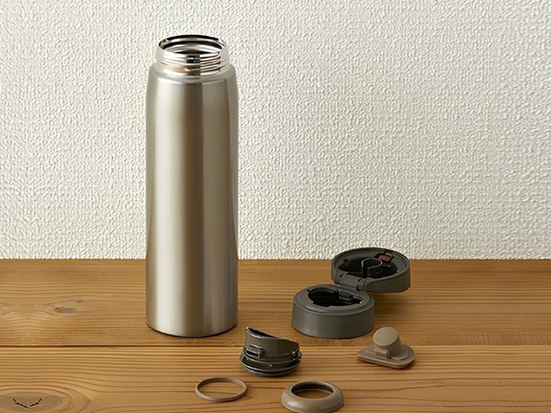 Bình giữ nhiệt được tháo rời các bộ phận để thuận tiện vệ sinh và làm sạch từng chi tiết.