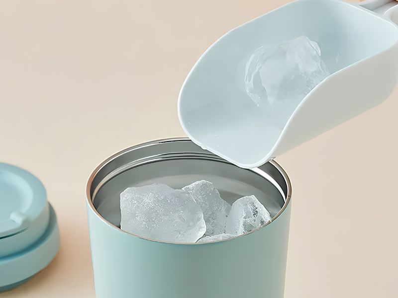 Rót nước nóng vào bình giữ nhiệt