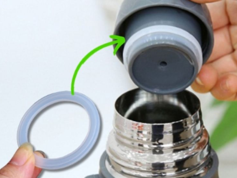 Tìm hiểu cách vệ sinh ron silicon ly giữ nhiệt với những bước đơn giản giúp hạn chế nấm mốc, vi khuẩn và mùi khó chịu.
