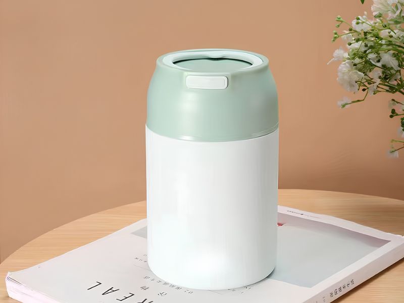 Hình ảnh bình giữ nhiệt màu xanh pastel và trắng, minh họa sản phẩm với thiết kế nhỏ gọn, phù hợp sử dụng hằng ngày.